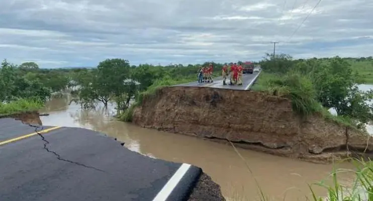 Cratera engole 3 carros e deixa morto em Sergipe