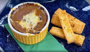 Creme de cebola com carne da Talitha Morete
