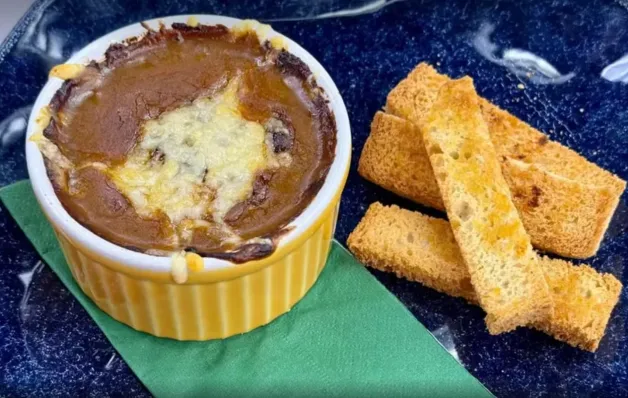 Creme de cebola com carne da Talitha Morete