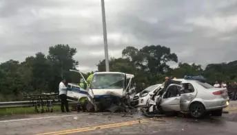 Criança de 5 anos e motorista morrem em acidente com 13 feridos