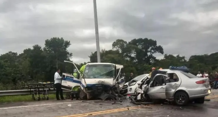 Criança de 5 anos e motorista morrem em acidente com 13 feridos