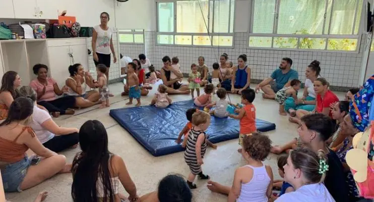 Crianças contam com a presença das famílias em acolhimento da educação infantil