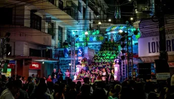 Crianças e adolescentes cantam em evento que celebra o aniversário de Vitória