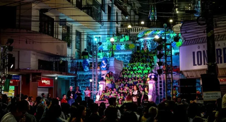 Crianças e adolescentes cantam em evento que celebra o aniversário de Vitória