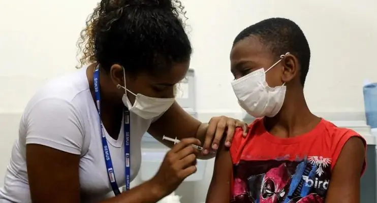Crianças menores de 5 anos são quase 50% dos hospitalizados por Covid; baixa vacinação é principal causa