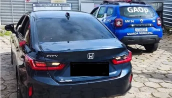 Criminoso abandona família em carro roubado durante fuga em Vitória