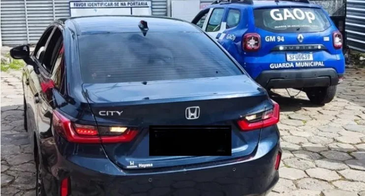 Criminoso abandona família em carro roubado durante fuga em Vitória