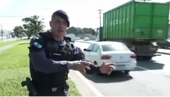  Criminosos roubam carro , mas não conseguem fugir devido a engarrafamento