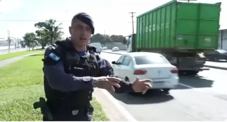  Criminosos roubam carro , mas não conseguem fugir devido a engarrafamento