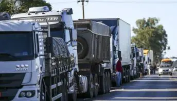 Crise do diesel: 26% dos caminhoneiros já esperam mais de 12 horas para abastecer na Argentina
