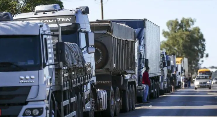 Crise do diesel: 26% dos caminhoneiros já esperam mais de 12 horas para abastecer na Argentina