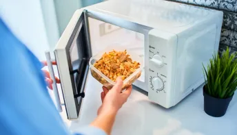 Cuidado! Nunca aqueça estas coisas no micro-ondas