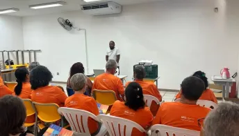 Curso prático ensina idosos de São Mateus a fazerem fotografia profissional com o celular