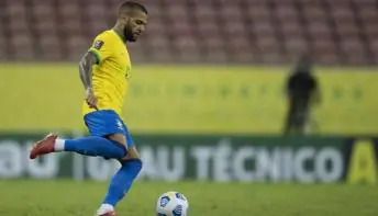 Daniel Alves distribui autógrafos aos detentos no presídio em Barcelona