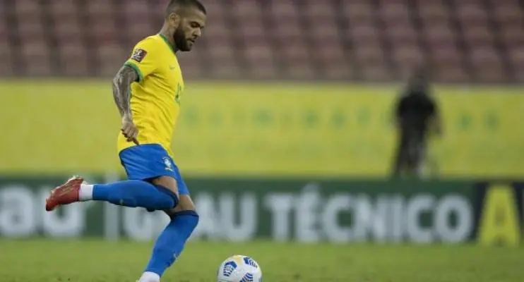 Daniel Alves distribui autógrafos aos detentos no presídio em Barcelona