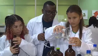 De amaciante a perfume: Professor haitiano encanta estudantes com aulas práticas de Química em escola pública do ES