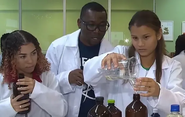De amaciante a perfume: Professor haitiano encanta estudantes com aulas práticas de Química em escola pública do ES