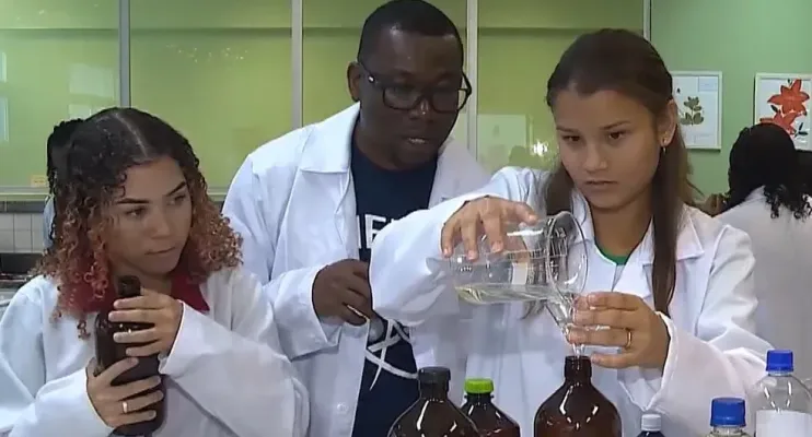 De amaciante a perfume: Professor haitiano encanta estudantes com aulas práticas de Química em escola pública do ES