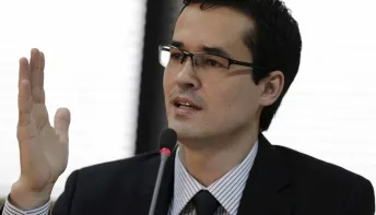 Deltan encontra suplente que reivindica vaga e ouve piadas e conselhos