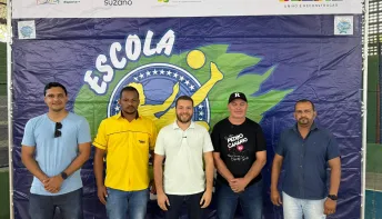 Denis Amâncio e vereadores entregam uniformes e equipamentos para o projeto Escola de Craques