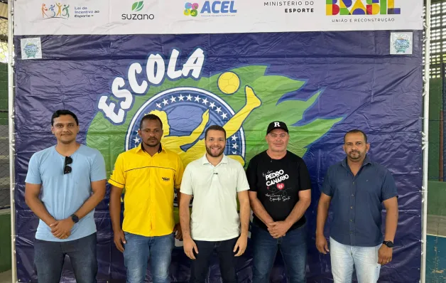 Denis Amâncio e vereadores entregam uniformes e equipamentos para o projeto Escola de Craques