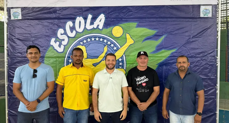 Denis Amâncio e vereadores entregam uniformes e equipamentos para o projeto Escola de Craques