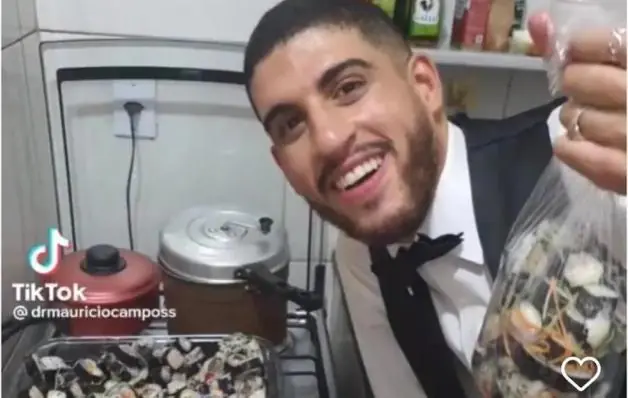 Dentista viraliza ao levar comida japonesa da festa de formatura para casa: 'Foi no final'