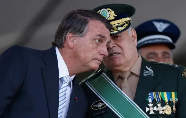 Depoimento de ex-comandante cai como bomba e complica defesa de Bolsonaro