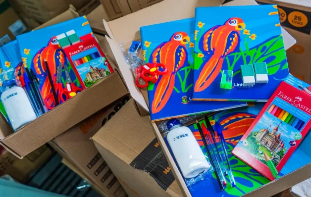 Depois das mochilas, 28 mil kits escolares começam a chegar às escolas de Linhares antes do início das aulas