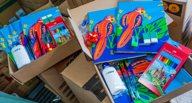 Depois das mochilas, 28 mil kits escolares começam a chegar às escolas de Linhares antes do início das aulas