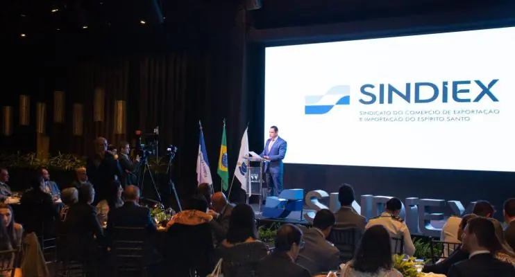 Deputado Da Vitória recebe prêmio Personalidade do Comércio Exterior no Espírito Santo