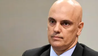 Deputados acionam Moraes e pedem que Bolsonaro seja proibido de deixar o país