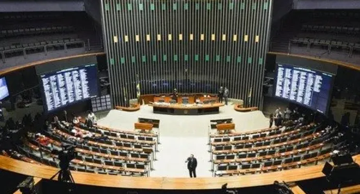 Deputados aprovam aumento de pena para crimes de furto e roubo; texto vai ao Senado