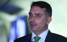 Deputados pedem investigação sobre relação entre Vorcaro e Flávio