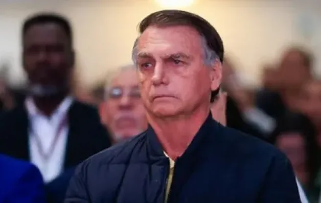Descumprimento de restrições leva Moraes a impor prisão domiciliar a Bolsonaro