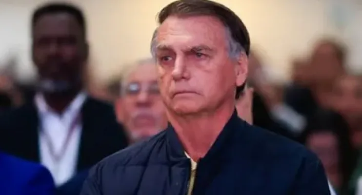 Descumprimento de restrições leva Moraes a impor prisão domiciliar a Bolsonaro