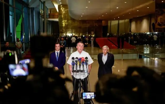 Desespero bate em Bolsonaro ao tentar propor adiar eleição; sem apoio, recua e antecipa terceiro turno