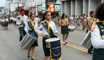 Desfile cívico reúne público no aniversário de 178 anos de Aracruz
