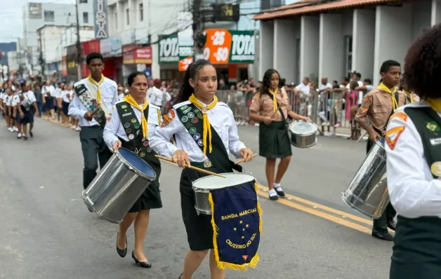 Desfile cívico reúne público no aniversário de 178 anos de Aracruz
