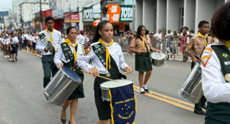 Desfile cívico reúne público no aniversário de 178 anos de Aracruz