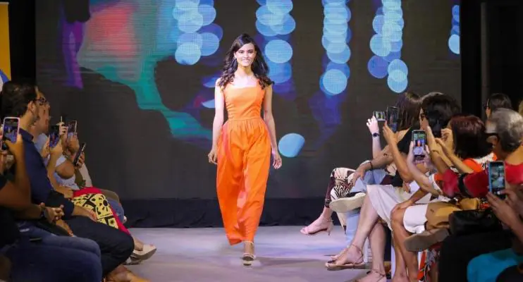 Desfile com looks criados por estudantes marca encerramento de curso gratuito de design de moda