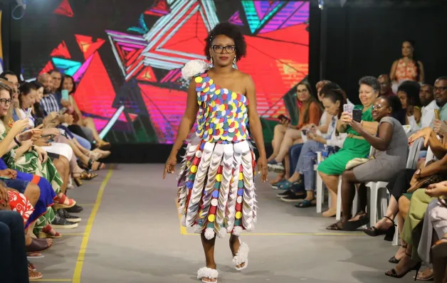 Desfile de formatura do projeto Ponto da Moda celebra sustentabilidade e moda circular em Salvador