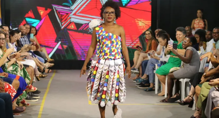Desfile de formatura do projeto Ponto da Moda celebra sustentabilidade e moda circular em Salvador