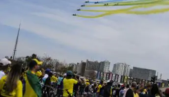 Desfile em comemoração ao Bicentenário reúne multidão na Esplanada