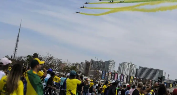 Desfile em comemoração ao Bicentenário reúne multidão na Esplanada