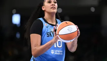 Destaque do Brasil, Kamilla Cardoso bate recorde em noite perfeita na WNBA