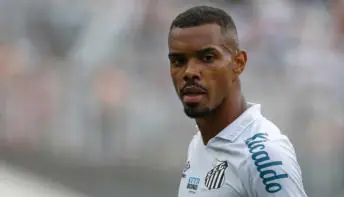 Destaque do time do Santos, Lucas Pires renova contrato por mais quatro anos