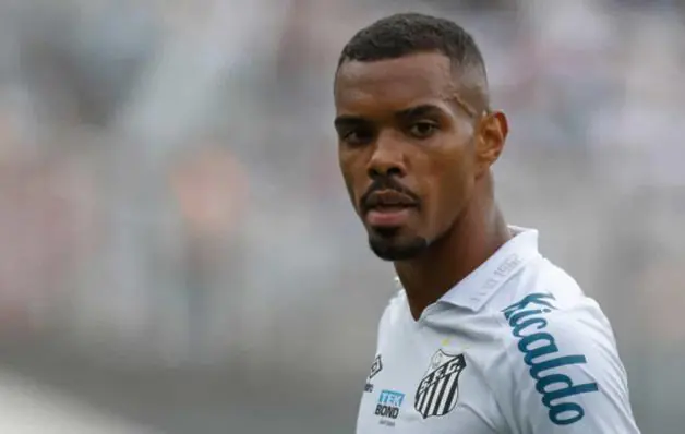 Destaque do time do Santos, Lucas Pires renova contrato por mais quatro anos