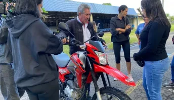 Detran ES promove curso gratuito de pilotagem de motocicleta para mulheres