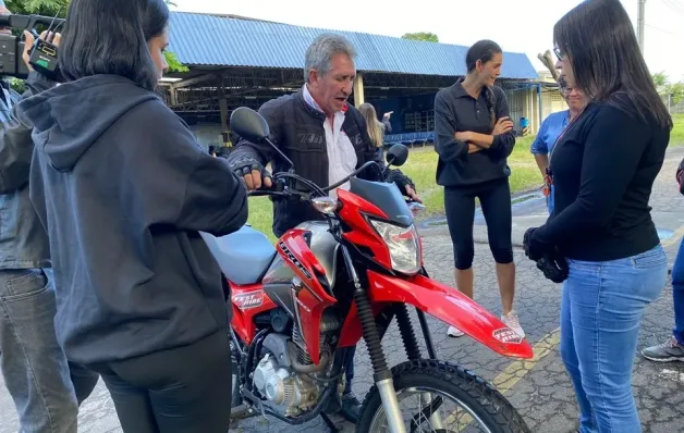 Detran ES promove curso gratuito de pilotagem de motocicleta para mulheres